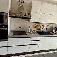 Cucina con piano snack completa dielettrodomestici