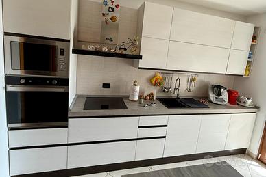 Cucina con piano snack completa dielettrodomestici