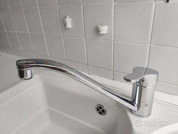 Lavandino e rubinetto