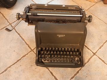 Macchina da scrivere Hermes Standard 8, anno 1964.