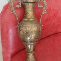 Antica anforetta in ottone cesellato. 
