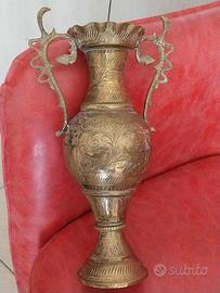 Antica anforetta in ottone cesellato. 