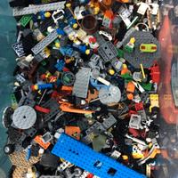 Lego Assortiti (4000 pezzi ~) e 60 personaggi