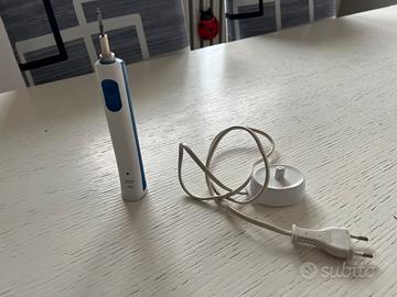 spazzolino elettrico con base oral b