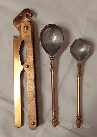 SCHIACCIANOCI E CUCCHIAI IN OTTONE VINTAGE