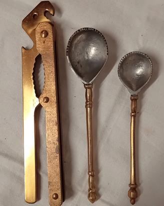 SCHIACCIANOCI E CUCCHIAI IN OTTONE VINTAGE