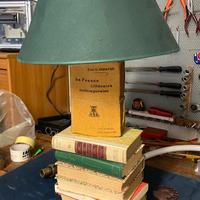 Lampada con libri
