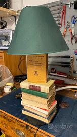 Lampada con libri