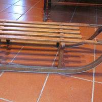 Slittino antico in legno noce chiaro e ferro