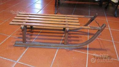 Slittino antico in legno noce chiaro e ferro