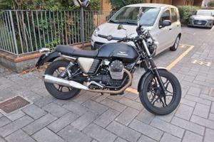 Moto Guzzi V7 Stone