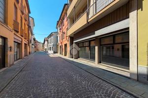NEGOZIO A FIORENZUOLA D'ARDA