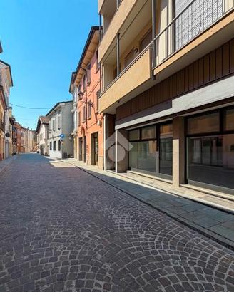 NEGOZIO A FIORENZUOLA D'ARDA