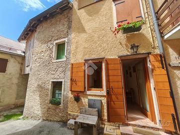 CASA SEMINDIPENDENTE A ROANA