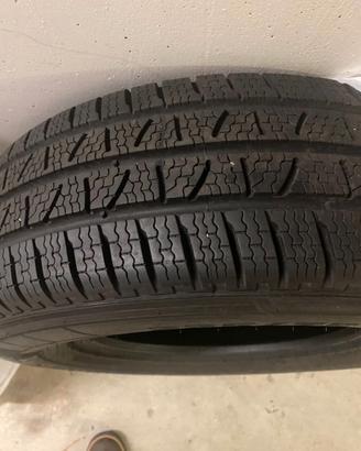 4 gomme Pirelli modello Winter Carrier 225 75 r16