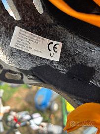 Casco, bici e seggiolino bimbi