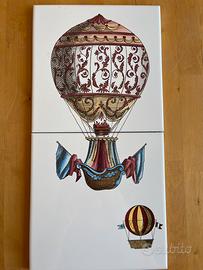 Coppia di Piastrelle Fornasetti a tema mongolfiera