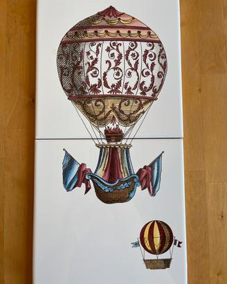 Coppia di Piastrelle Fornasetti a tema mongolfiera