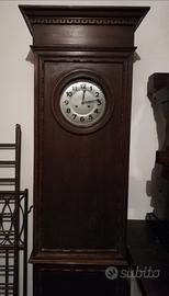 Orologio in legno a colonna del secolo scorso