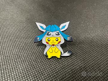 Spilla Pokémon Pikachu con costume Glaceon