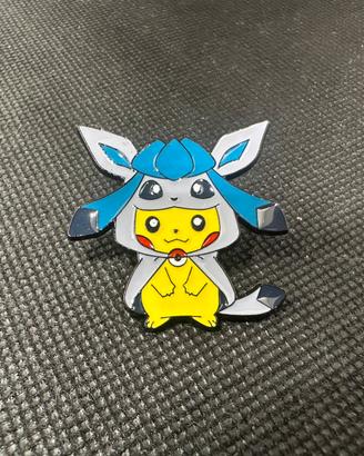 Spilla Pokémon Pikachu con costume Glaceon