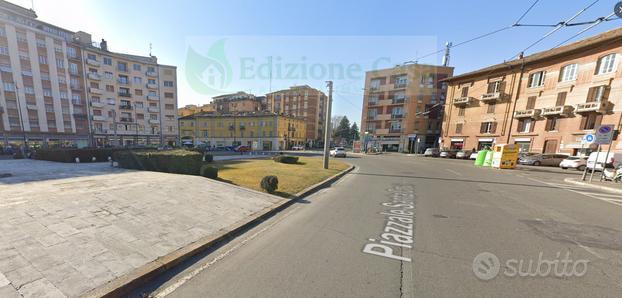 Si loca Negozio su Piazzale Santa Croce vetrina su