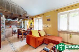 Elegante Duplex in Villetta Bifamiliare con Verand