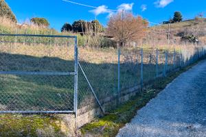Terreno e tettoia