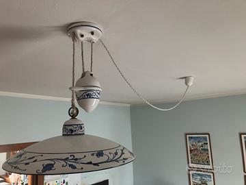 Lampada in ceramica bianca con decorazioni blu.