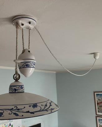 Lampada in ceramica bianca con decorazioni blu.