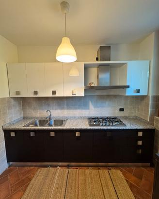 Cucina lineare con cappa e fuochi a gas