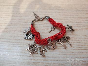 Bracciale homemade corda rossa con vari simboli