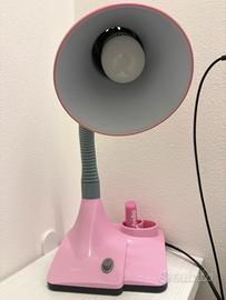 Lampada da tavolo rosa con porta penne