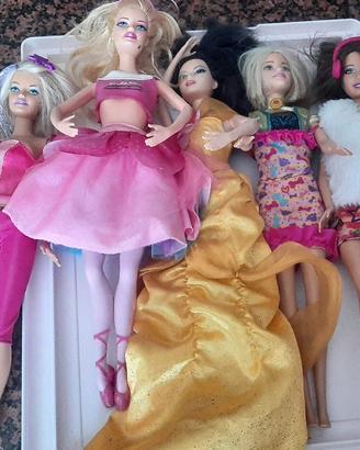 6 barbie +1ken e alcuni vestiti 