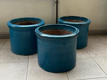 Vasi smaltati blu, tre pezzi con due sottovasi