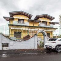 APPARTAMENTO IN VILLA BIFAMILIARE DI 3 LOCALI CON