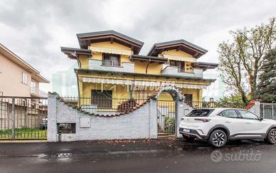 APPARTAMENTO IN VILLA BIFAMILIARE DI 3 LOCALI CON