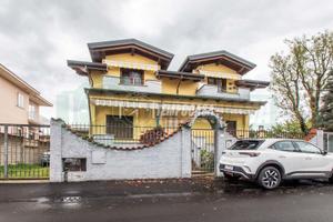 APPARTAMENTO IN VILLA BIFAMILIARE DI 3 LOCALI CON