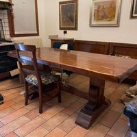 Tavolo e sedie in legno massiccio caramel