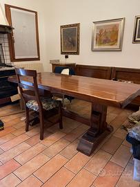 Tavolo e sedie in legno massiccio caramel