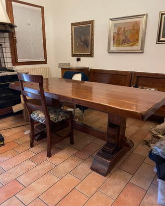 Tavolo e sedie in legno massiccio caramel