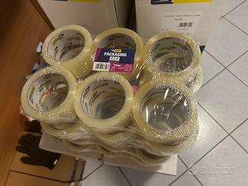 Una scatola con 36 rotoli scotch