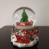 Addobbo natalizio palla con neve e paesaggio