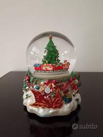 Addobbo natalizio palla con neve e paesaggio