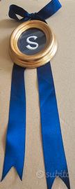 Cornice con iniziale S e nastri blu