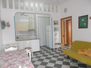 Baia verde a due passi dal mare con balcone