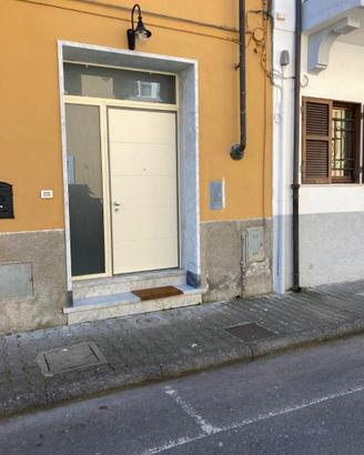 Marina di Carrara Piazza Menconi con corte privata