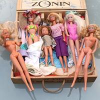 Barbie vintage con vestiti e accessori 