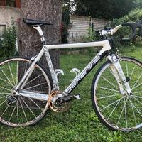 Bicicletta da corsa in carbonio