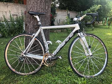 Bicicletta da corsa in carbonio